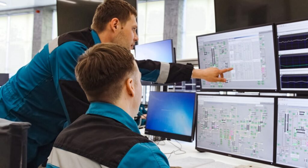 Se muestra a 2 ingenieros monitoreando el estado de los sistemas de telecomunicaciones y seguridad electrónica.