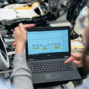 Se muestra la pantalla de una laptop utilizada para diagnosticas un sistema de seguridad.