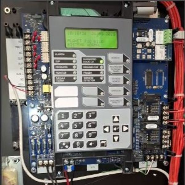 Se muestra el panel de control con su respectivo cableado de sensores.
