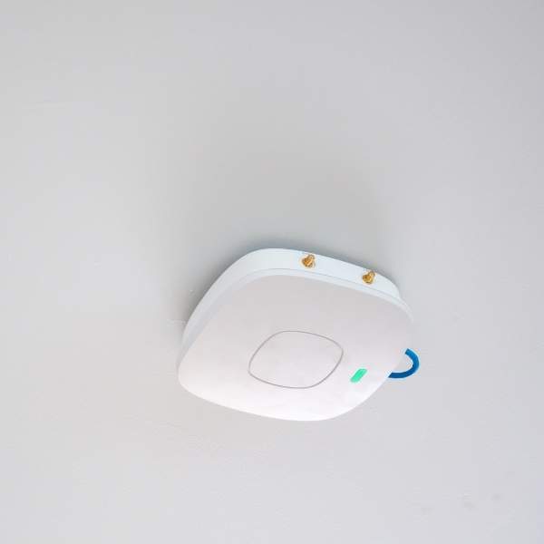 Antena Wi-Fi profesional instalada en entorno corporativo por Redlink, expertos en venta e instalación de redes inalámbricas.