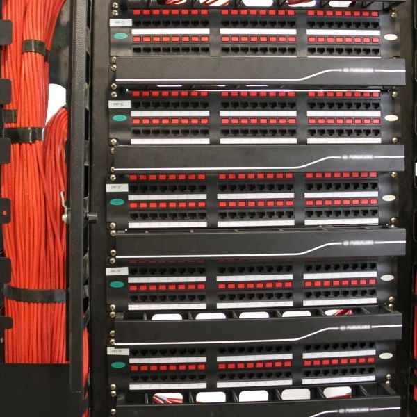 Se muestra un rack con paneles de parcheo y cableado estructurado listos para recibir equipos de video vigilancia.