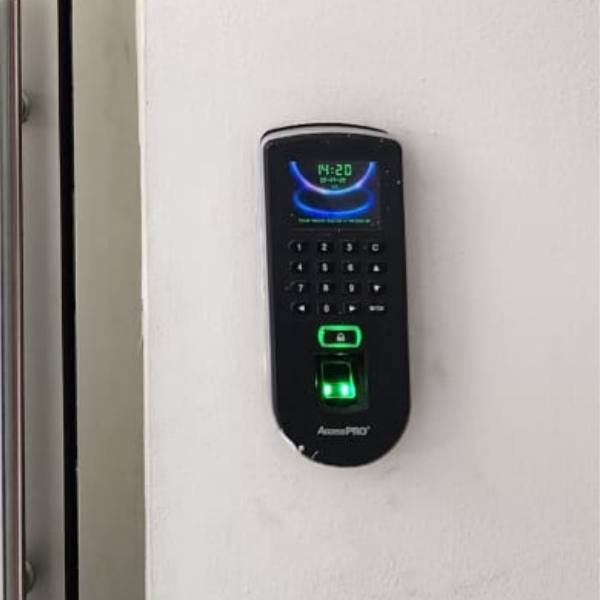 Lector biométrico avanzado de Redlink, proveedor de control de accesos para empresas en el corredor logístico de Tlajomulco.