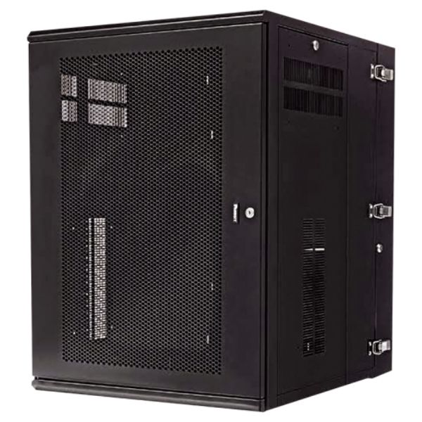Gabinete de comunicaciones de pared con switches y patch panels organizados profesionalmente.