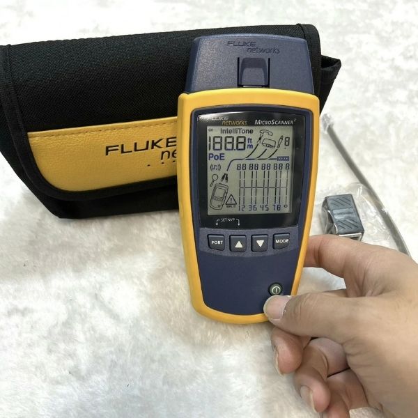 Equipo certificador Fluke Networks realizando pruebas de rendimiento en un nodo de red.