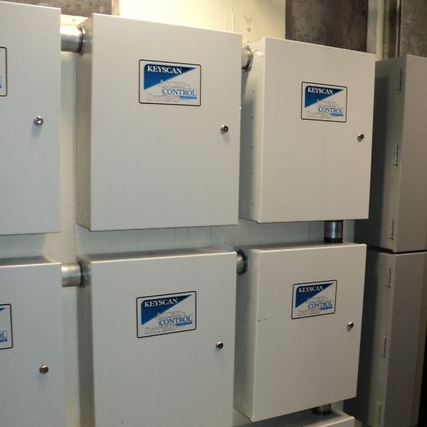 Paneles de sistema de control de acceso centralizado instalados por Redlink en naves industriales de El Salto, Jalisco.