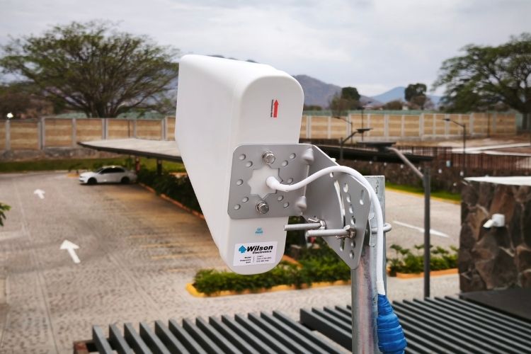 La fotografía muestra una antena que se le llama donadora por que digamos que absorve la señal de la torre mas cercana y la manda al amplificador de señal celular. Esta instalación se realizó en una empresa del municipio de Tequila , Jalisco , México.