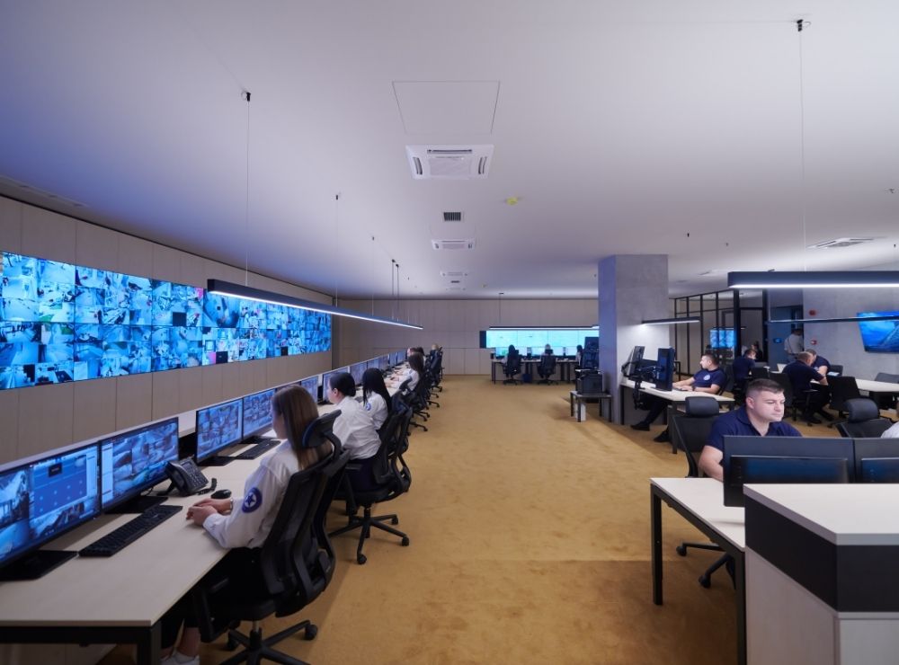 Imagen que muestra un centro de monitoreo, los centros de monitoreo pueden ejecutar tareas de monitoreo de telecomunicaciones, seguridad electrónica o ambos.