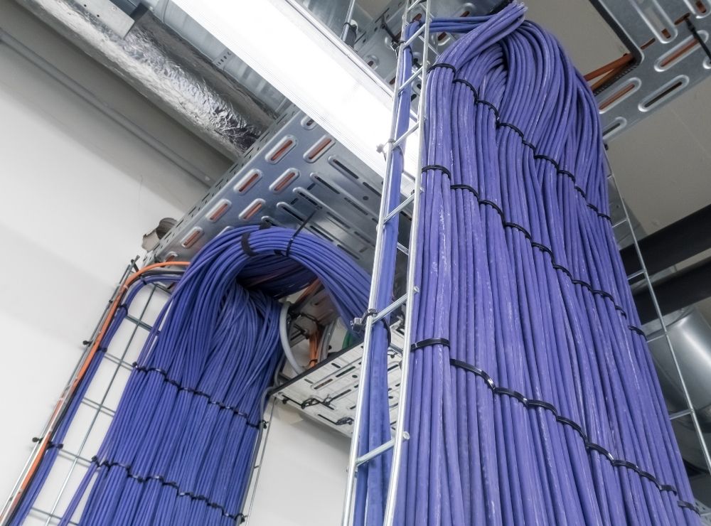 La fotografía muestra el viaje de cableado estructurado por canalizaciones abiertas que en México las llamamos charolas porta cable.