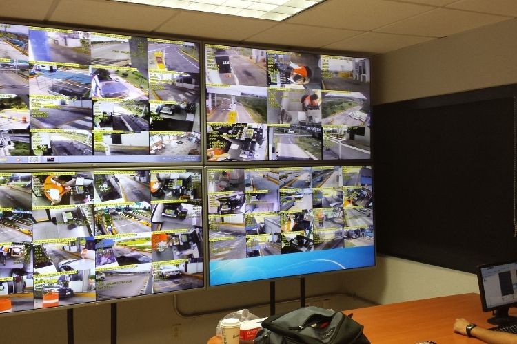 Se muestra una imagen donde instalamos varios sistemas de seguridad en diferentes puntos del estado de Jalisco , Guanajuato y Michoacán para un empresa de peajes. Todos los sistemas están siendo monitoreados por una persona en turno desde una sola ubicación.