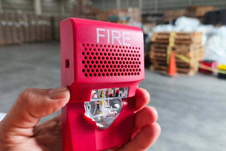 Se muestra un dispositivo que se llama sirena-estrobo por que sirve para notificar mediante luces y sonido a los ocupantes de un espacio cuando un incendio ocurre. Este dispositivo fue instalado en una empresa cerca del municipio de San Gabriel, Jalisco.