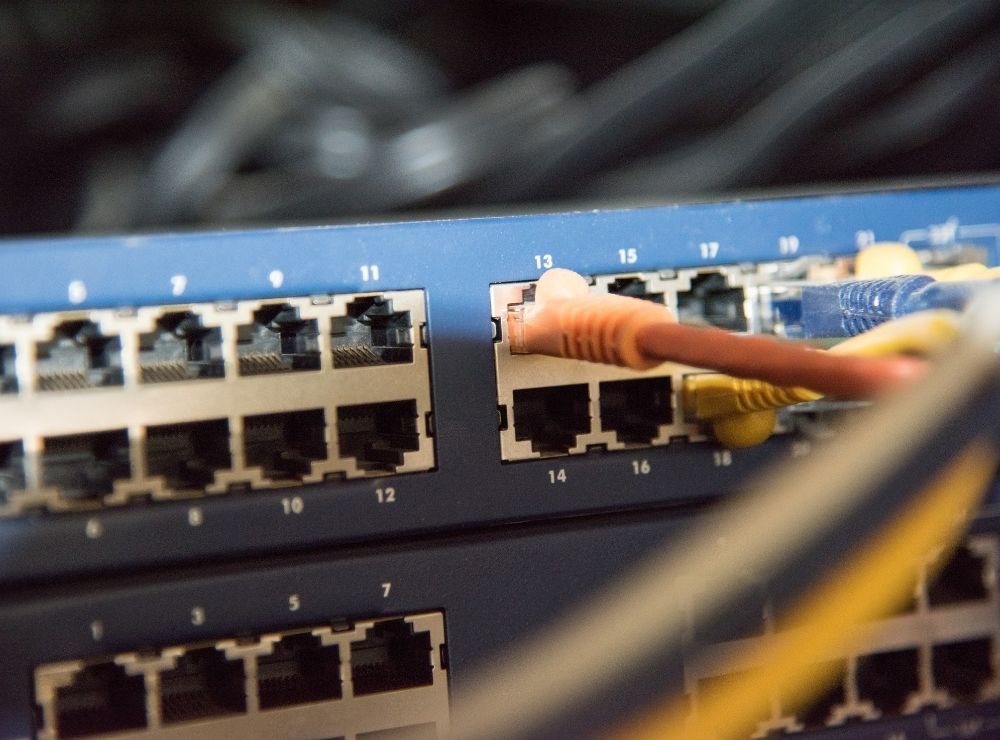 Se muestra una imagen de stock que es una fotografía de un switch de acceso utilizado para llegar hasta el usuario de una red empresarial.