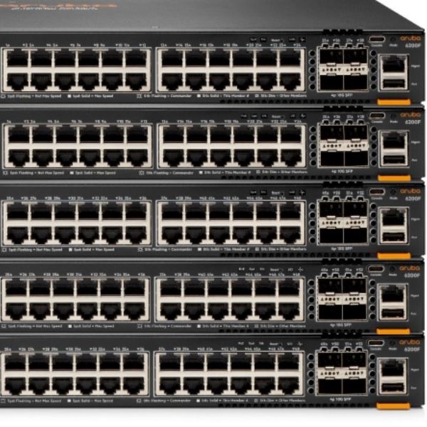 Se muestra una imagen de varios switches apilados de acceso de la marca HPE o Aruba que ya es parte de HPE,