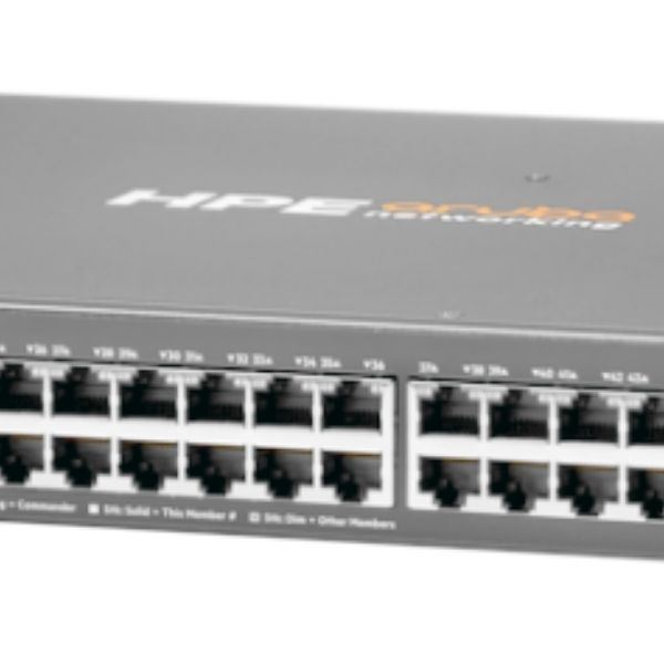 Se muestra un switch con puertos de cobre que corren a 1 giga.