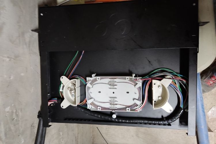 Se muestra la imagen del proceso de instalación de un distribuidor óptico de fibra con número de parte: LP-ODF-8002 , esta fotografía proviene de los enlaces de fibra óptica utilizados para el transporte de datos del transporte público de Guadalajara, Jalisco , México, proyecto en el que participó Redlink en una de sus etapas.