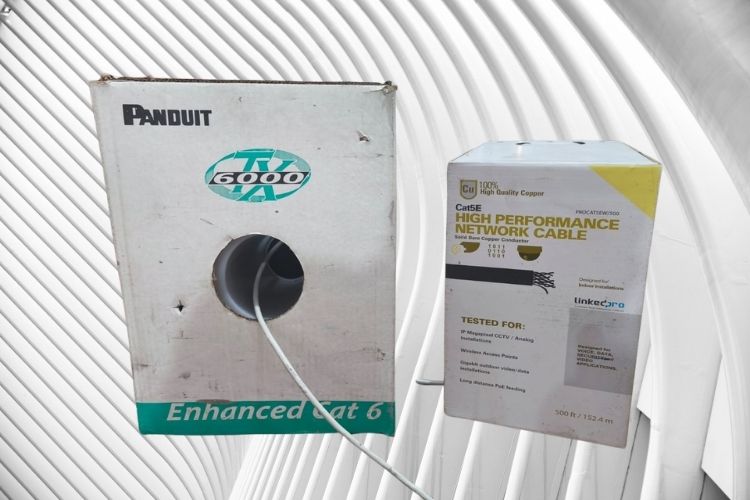 Comparativa en campo de cajas de cables para servicio de cableado estructurado de marcas Panduit TX6000 Cat6 y LinkedPro de alto rendimiento.