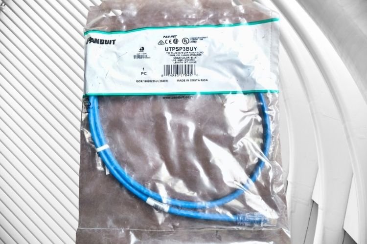 Se muestra un cordón de parcheo o patch cord como elemento de un sistema de cableado estructurado.